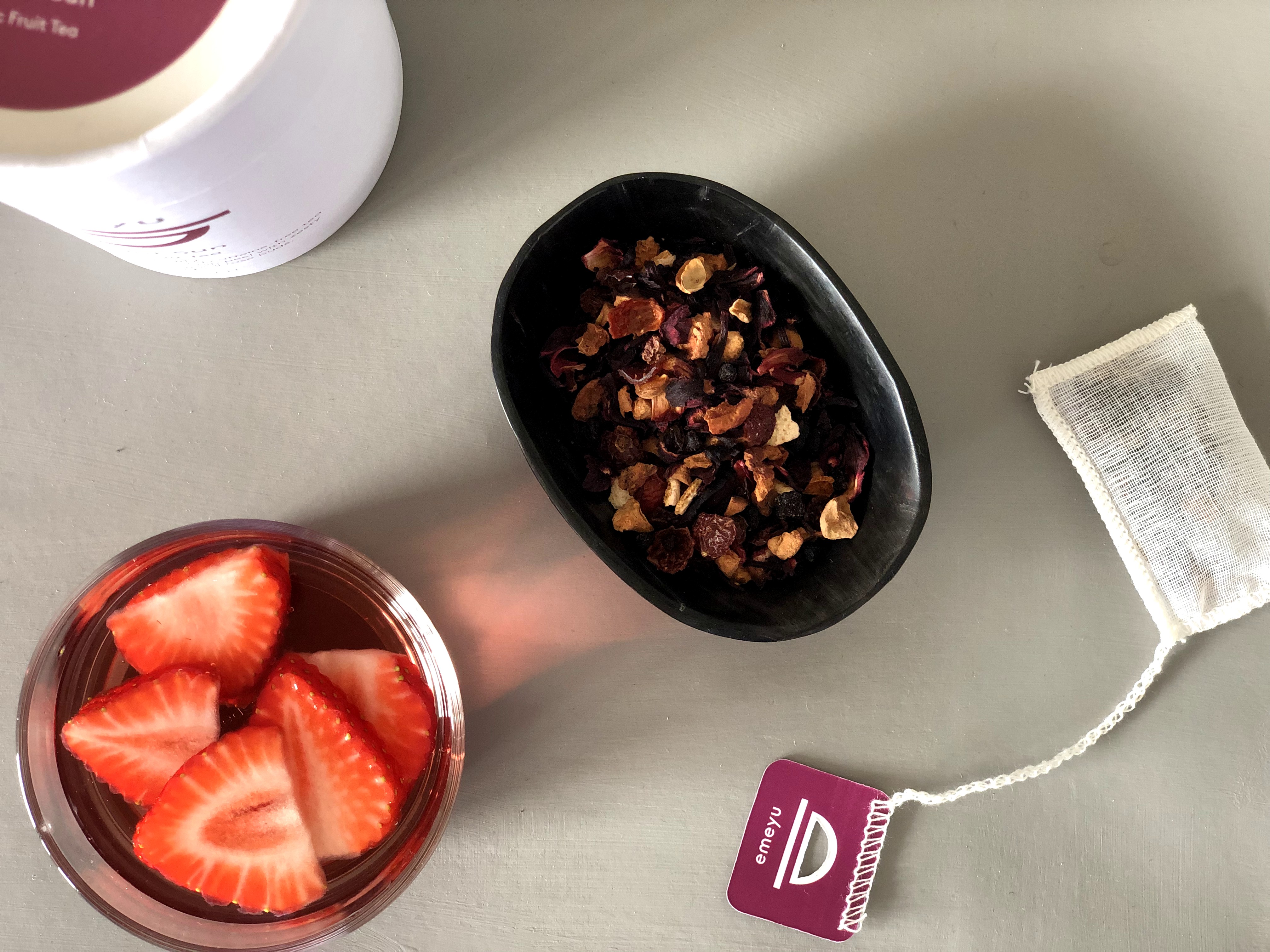 Vores te, Midnight Sun som løs te i skål, som bomuldpose og som iste med friske jordbær.