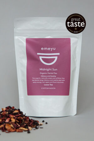 Emeyu’s Midnight Sun er en lækker og frisk økologisk frugt te med økologisk hibiscus, økologisk hyldebær, økologisk appelsin skal, økologiske æblestykker og økologisk hyben skal. Fyldt med C-vitaminer som udfolder sig i den smukkeste røde farve. 80 gr økologisk sund frugt og bær te, helt uden koffein i en genlukkelig og bæredygtig pose. En af Emeyu’s vinder af Great Taste 2020.