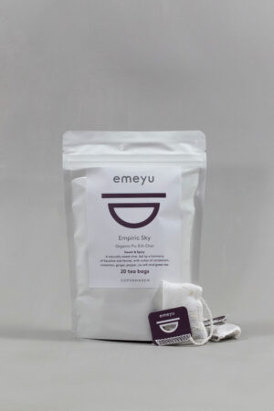Empiric Sky økologisk chai te med Puerh te. Sød, krydret og hyggelig. 20 håndsyet teposer lagt i en pose.