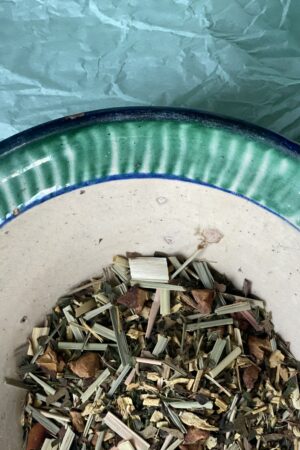 Cozy Mint økologisk urte te helt uden koffein. lakrids, mynte, æble stykker, citrongræs og citron myrtle i et skønt blanding. Løs te.