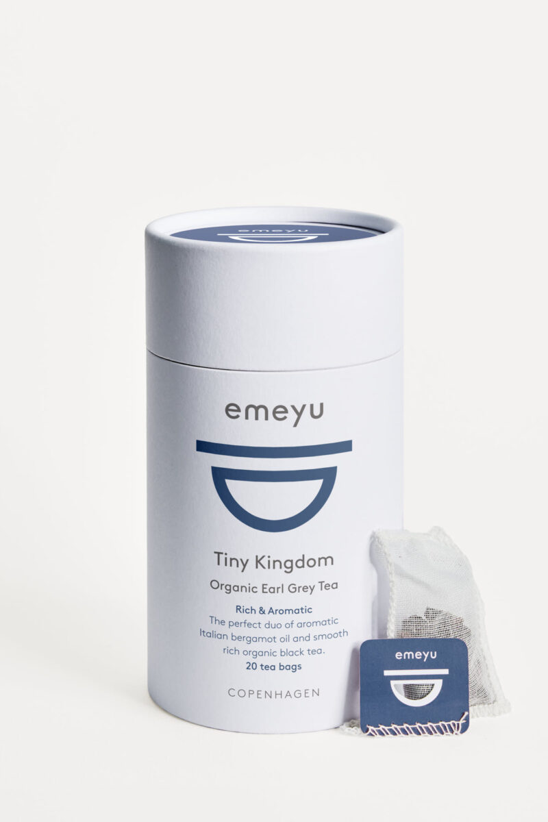 Tiny Kingdom økologisk Earl Grey sort te med bergamotte, 20 håndsyet bomulds teposer i et paprør.