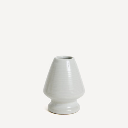 Emeyu's chasen holder is made in ceramic in white/greyish colour.