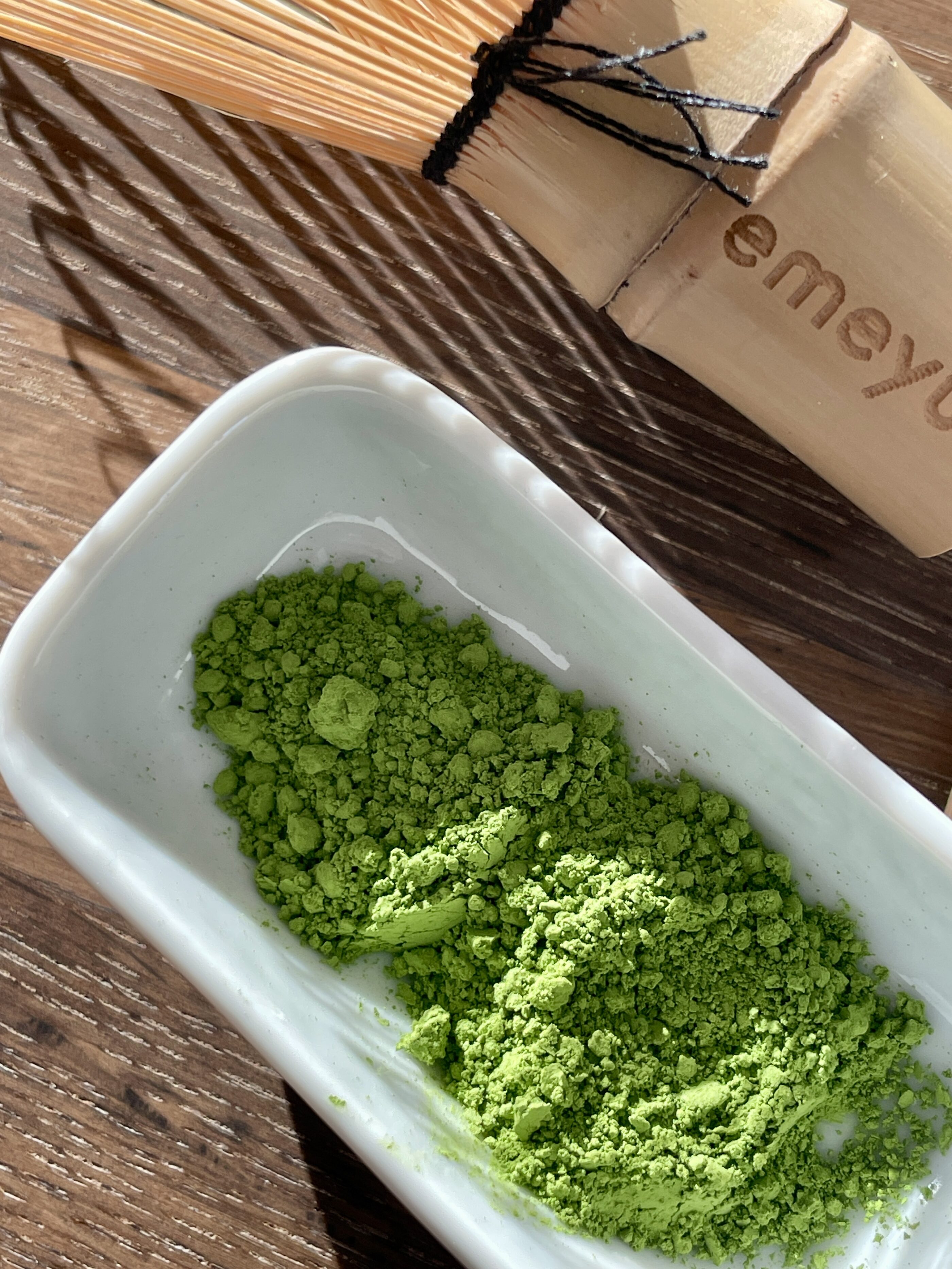 Emeyu organic premium matcha and chasen with 100 prolongs.