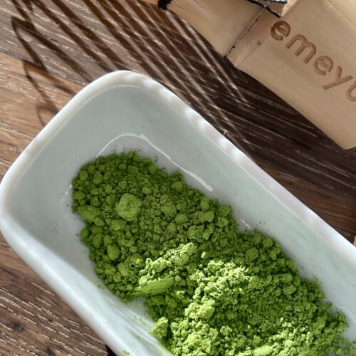 Emeyu organic premium matcha and chasen with 100 prolongs.