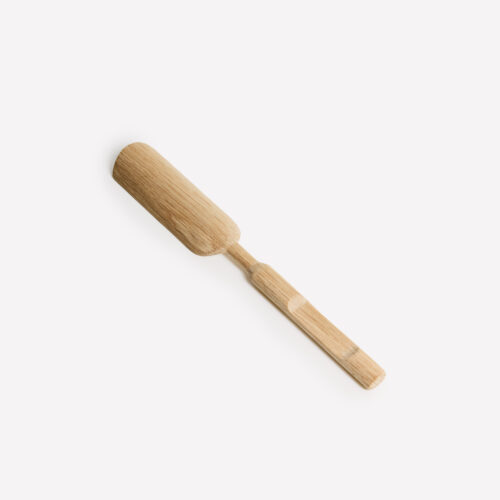 Emeyu tea measuring spoon made of FSC certified oak wood. This is how it looks from the back.