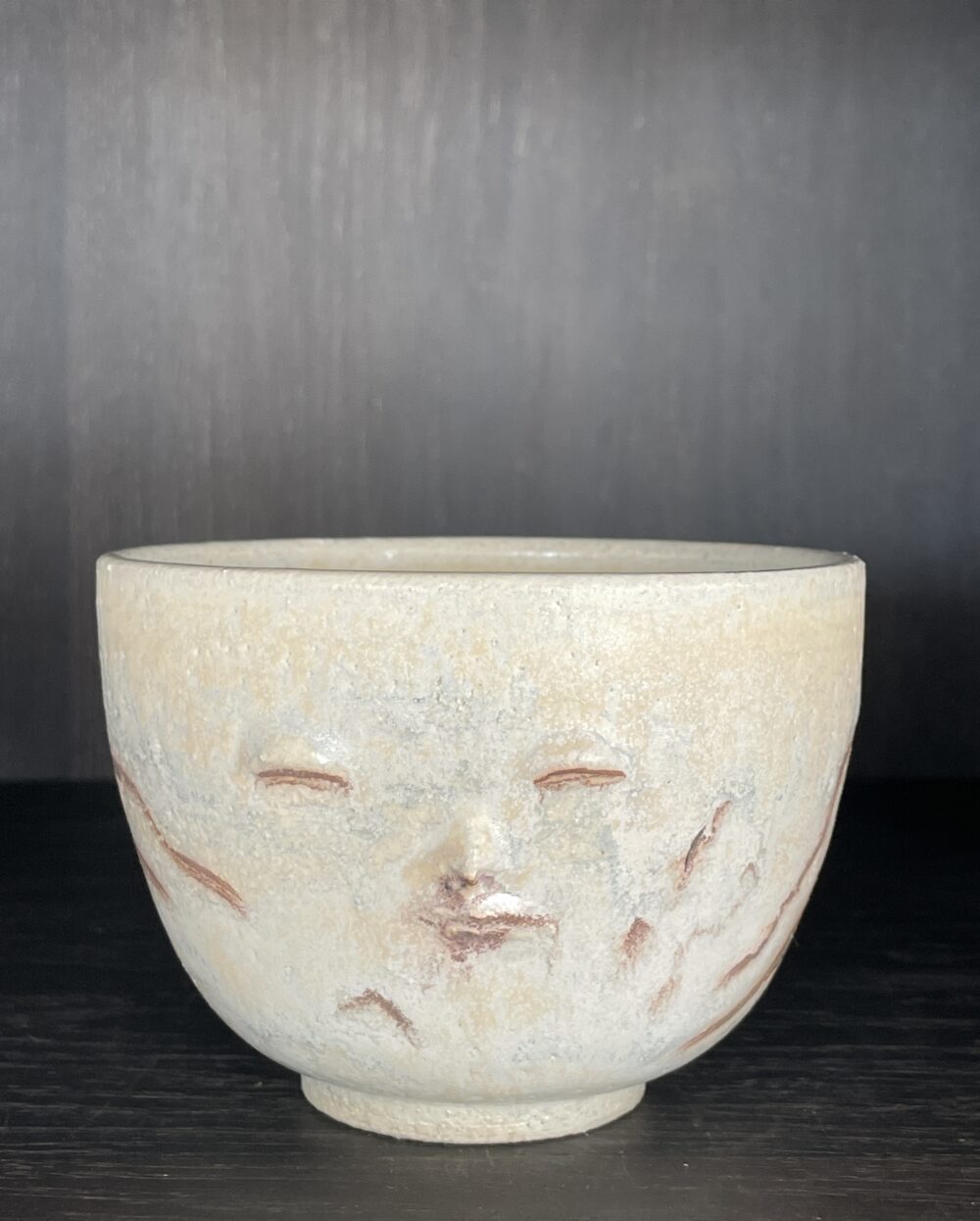 CRDT517 Eichu Face Matcha Bowl; Kunstner: Cathrine Raben Davidsen; Udgave: Unik - One of A Kind; Kan købes ved at kontakte Emeyu.