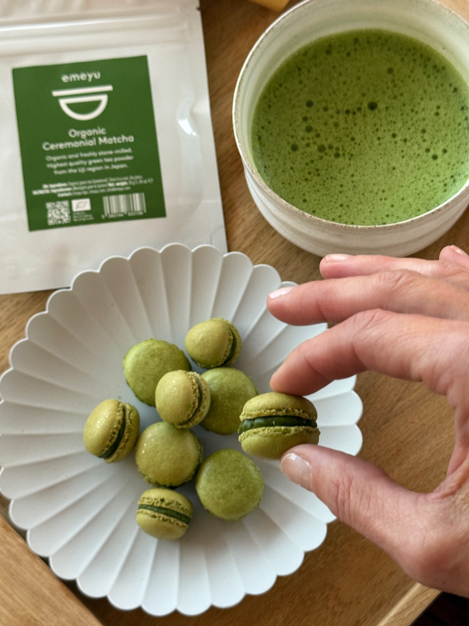 Opskrift på Matcha Mini Macarons Vegansk med Emeyu's økologisk ceremonial Matcha lækre til din matcha latte. Mælkefri og glutenfri.